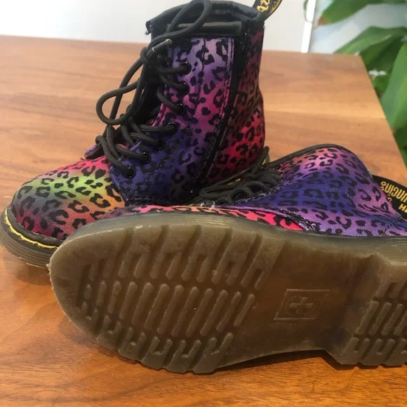Kids Dr Martens boots with rainbow leopard print - Picture 3 of 4